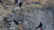 Uçurumda mahsur kalan keçinin imdadına itfaiye yetişti