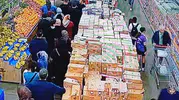 Marketteki hamsi kuyruğu şok etti