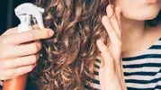 Hızla Yağlanan Saçlara Karşı Evde Çözüm: Saçınız Günlerce Hacimli Kalsın!