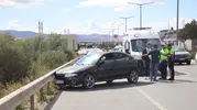 Bariyerlerle tırın arasında sıkışan otomobil metrelerce sürüklendi
