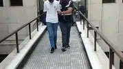 Polisi gören firari, çimlere yatıp ölü taklidi yaptı