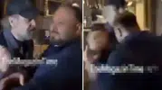 İşte gazetecinin o ünlü isme kafa attığı an