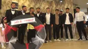 Düğünde görenler dönüp bir daha baktı! Hem takı hem de üzerindeki not bomba