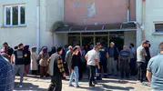 Ceviz toplamak için çıktığı ağaçta elektrik akımına kapıldı