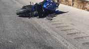Kontrolden çıkan motosiklet bariyerlere çarptı