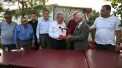 Yolları yapılan köylülerden Başkan’a plaketli teşekkür