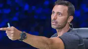 Tepkiler sonrası ünlü isim sahneye çıkıp özür diledi