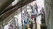 Engelli oğlunu döven adama , anneden meydan dayağı!