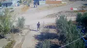 Kafası taşla ezilmek istenen adamın imdadına karısı yetişti