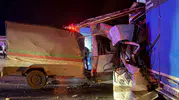 Tarım işçilerini taşıyan minibüs  tıra çarptı