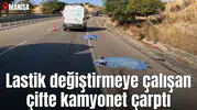 Lastik değiştirmeye çalışan çifte kamyonet çarptı