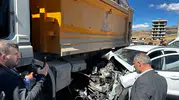 Kamyon ile otomobil çarpıştı: 3 yaralı
