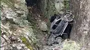 Araç uçuruma yuvarlandı: 1 ölü, 1 yaralı