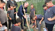 Manisa Valisi öğrencilerle birlikte fidan dikti