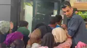 Mağaza açılışında izdiham