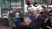 Gürsel Tekin, protestolar sürerken CHP İl Başkanlığı binasına girdi