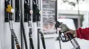 Benzin ve motorinde indirim beklentisi: Pompa fiyatları için salı gecesi işaret edildi