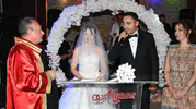 Manisa’da düğünde renkli anlar: Temsili nikah töreni davetlileri eğlendirdi