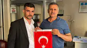 MHP Şehzadeler İlçe Başkanı Taşkıran Türk Bayrağı dağıttı
