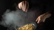 Yemeğin tuzu neden restoranda daha dengeli? Şeflerin kullandığı 5 temel teknik