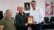 Manisalı Gazeteci Selami Çelebi'ye teşekkür plaketi