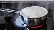 Süt tencerenin dibine yapıştıysa hemen ovalamayın! Önce bunu yapın