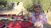 Yaptığı salçalar ile ev ekonomisine katkı sağlıyor