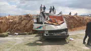Yonca balyası yüklü kamyonet devrildi: 1 ölü, 1 yaralı