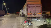 Motosiklet park halindeki tıra çarptı: 1 ölü