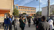 Turgutlu'da veliler okul önünde çocuklarından haber bekliyor