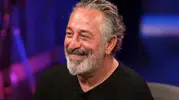 Cem Yılmaz Bastonu Bıraktı: “Kendim Yürüyorum”