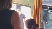 Otobüsün önünü kesip sağlık personellerine dehşeti yaşattılar