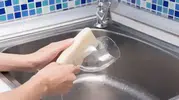 Bardaklarınız Çizildiyse Bu Yöntemleri Deneyin! Evdeki Malzemelerle Parlaklık Geri Gelebilir