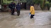 İlçeyi sel vurdu, hamile kadın kurtarıldı