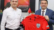 Manisalı hakem Çağlar Uyarcan FIFA kokartı taktı