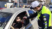 Emniyet ekiplerinden kadın sürücülere anlamlı hediye
