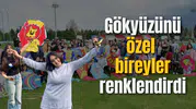 Gökyüzünü özel bireyler renklendirdi