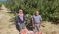 Doğal ürünleri birlikte üretiyor, pazarda birlikte satıyorlar
