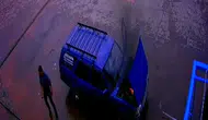 Araçta yanmaktan son anda kurtuldular