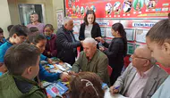 Öğrencilerle buluşup kitapların imzaladılar