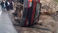Kamyonet su tahliye kanalına devrildi: 5 yaralı