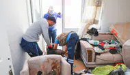 Çöp evi iki günde zor temizlediler