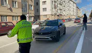 Karşıdan karşıya geçmeye çalışan kadına çarptı