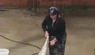 Yağmurlu havada çatıda yaptığı şaşırttı