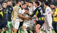 Atılan manşetleri görmeniz lazım! Bütün ülke Fenerbahçe'yi konuşuyor