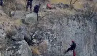 Uçurumda mahsur kalan keçinin imdadına itfaiye yetişti
