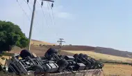 Kontrolden çıkan kamyon devrildi