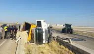 Kum yüklü kamyon refüje devrildi