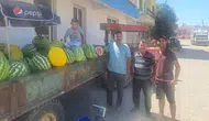 Kendi Yetiştirdiği meyveleri mahalle mahalle gezerek satıyor
