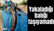 Yakaladığı balığı taşıyamadı
